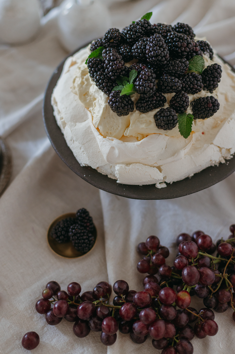 CERAMIC CAKE STAND IN CHARCOAL